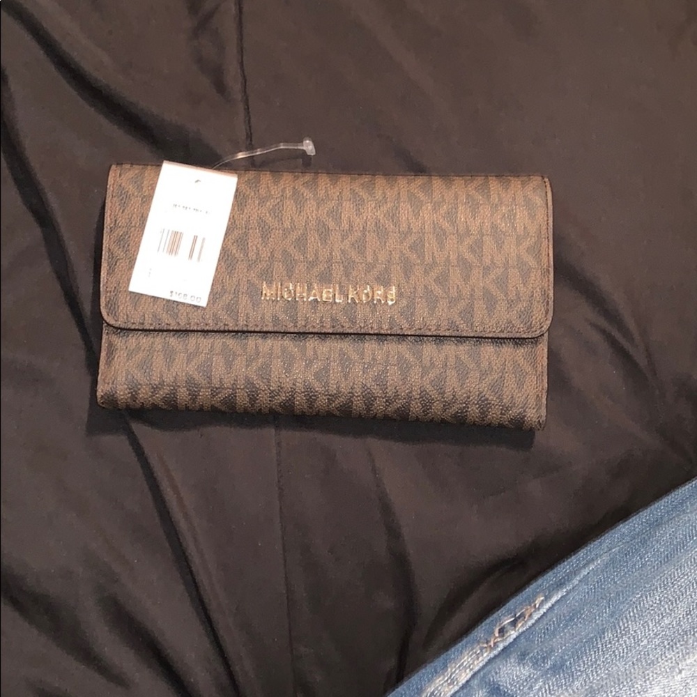 Michael kors trifold